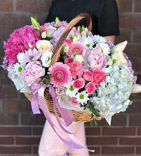 Цветочная композиция из Розы, Хризантемы, Пионы и Лизиантусы в корзине в Кожевниково